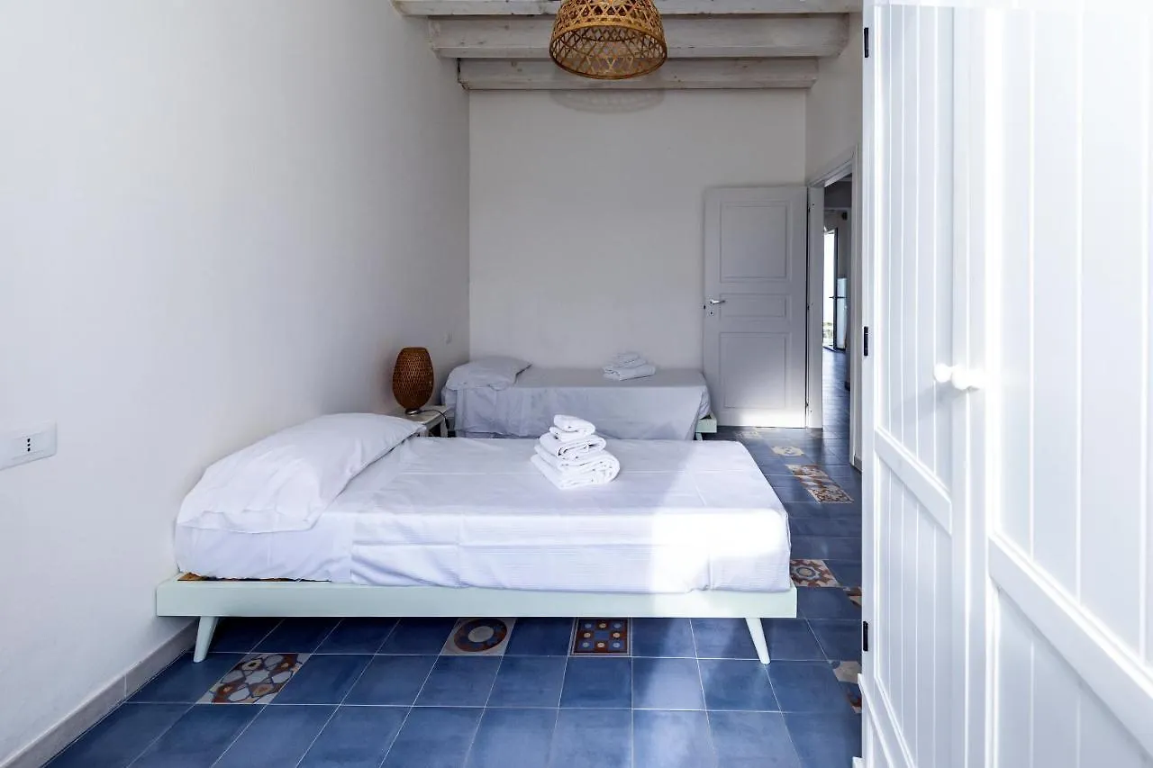 Casa Vacanza Casa Nel Sole Isola  Italy