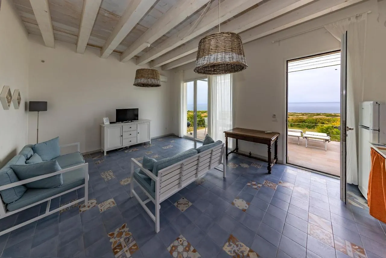 Casa Vacanza Casa Nel Sole Isola  Italy
