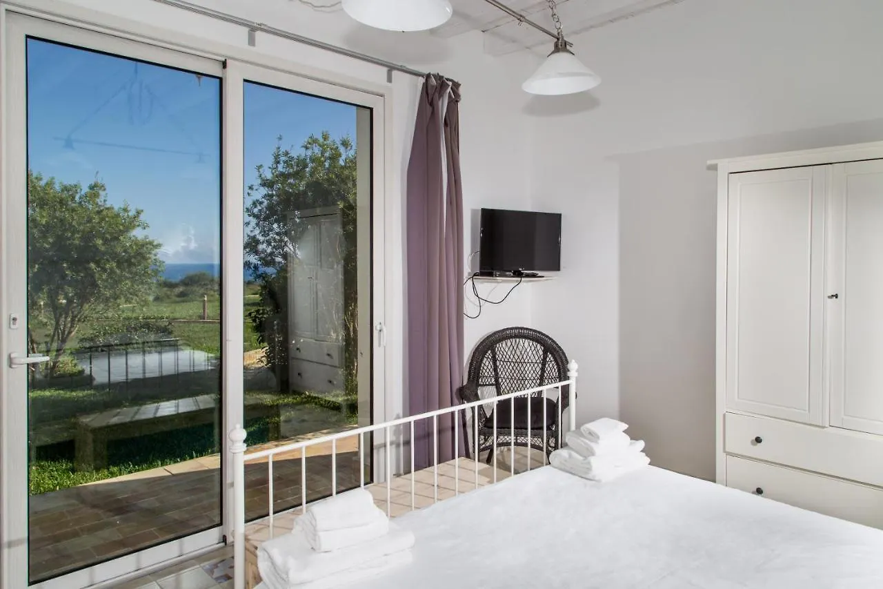 Casa Vacanza Casa Nel Sole Isola  Holiday home